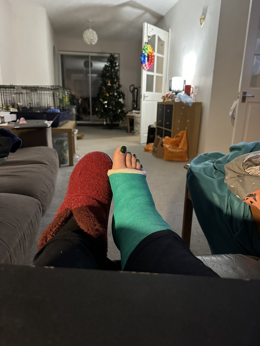 BeccaC84's tweet photo. Looking forward to celebrating my “new year” once this thing comes off. Feels like dejavú… but 3-fold with no less than, 3 fractured bones, 3 casts, 2 hospital stays and - plethora of metalwork now a permanent fixture of Fankle ™️ The Return. https://t.co/zKArtWIC4P