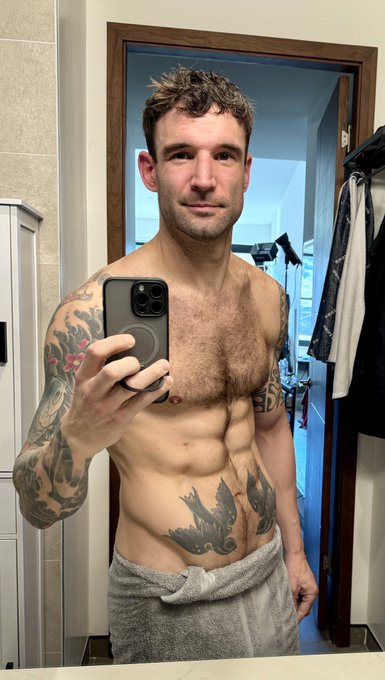 Happy new year! 🎊🥳 https://t.co/mdjVEgKwBz<a href="/tag/abs"class="tags"><span>#abs</span></a><a href="/tag/tattoo"class="tags"><span>#tattoo</span></a><a href="/tag/jump"class="tags"><span>#jump</span></a>
