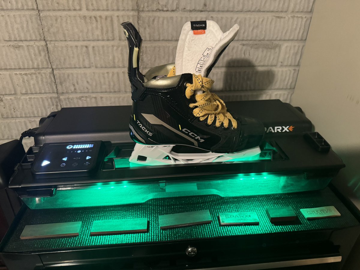 cyozzie's tweet photo. Excited for the 2nd half of the hockey season! Fun to see the whole team grow. #getbetterfaster @helios_hockey #perfectedges @Sparxhockey @HockeyThinkTank @CCMHockey https://t.co/Lbui5cZYnB