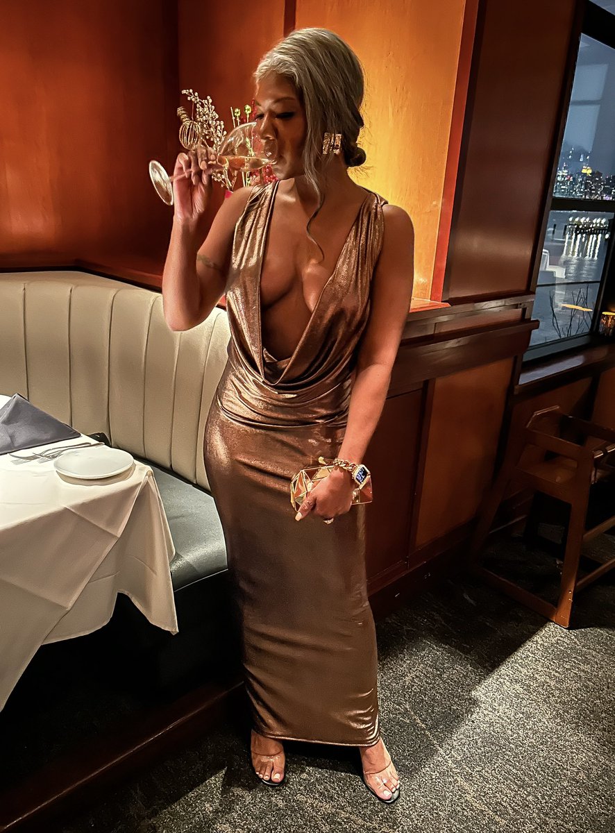 callmeTati_'s tweet photo. Toasting to an amazing year! 🥂🍾 https://t.co/yIn9EHgDY8