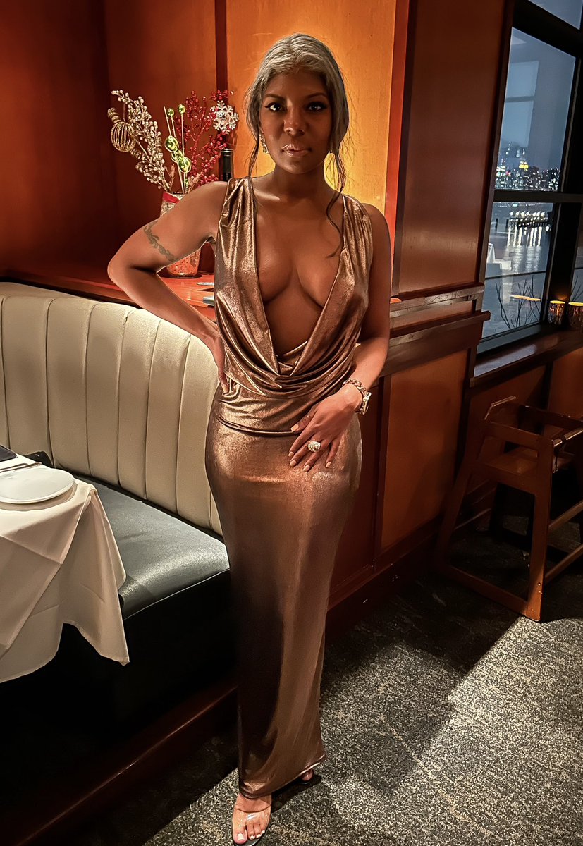 callmeTati_'s tweet photo. Toasting to an amazing year! 🥂🍾 https://t.co/yIn9EHgDY8
