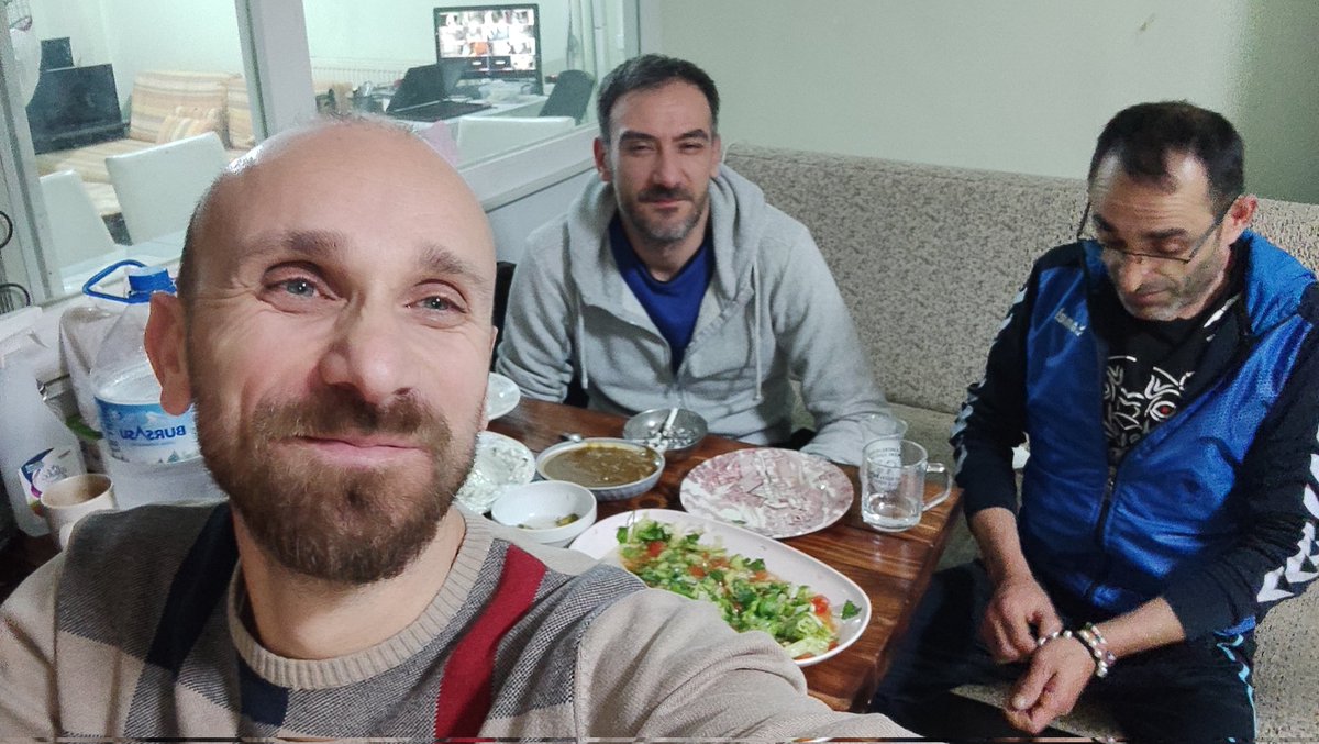 Yılın İlk Gününden Selam Olsun Hepinize, 
Özlüyorsanız Ve Seviyorsanız Aşkta Gurur Olmaz Unutmayın. İlk Adımı Karşıdan Beklemeyin, Hayat Kısa, Ölüm Var Ucunda, Belki Seviliyorsunuz Ama Yoruyorsunuz. Biraz da Hatayı Kendinizde Arayın.