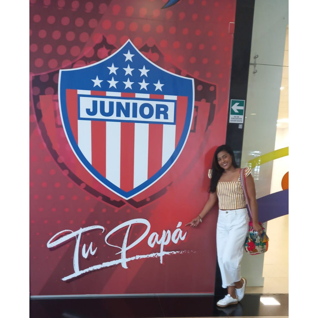 judithmaciasa's tweet photo. @ChrisDaes 
#ElGloriosoJunior 
 @TecnoglassSA @FunTecnoglass  Siempre firme con mi @JuniorClubSA". https://t.co/SoxB1K2l1d