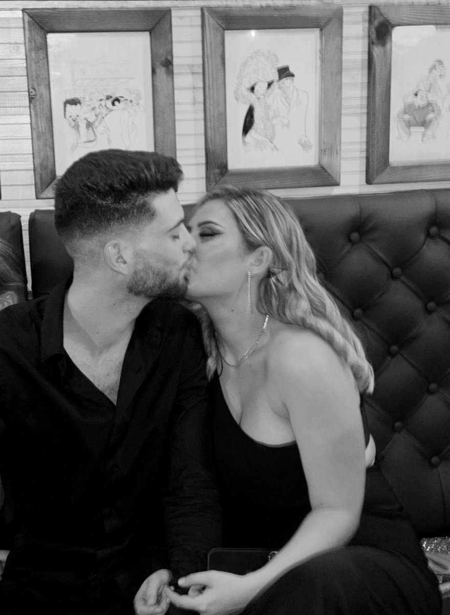 la mitad de mi corazón y el amor más puro que he tenido
por entendernos como sabemos
por ser la única persona que hace que me brillen los ojos
por hacer de tu familia tambien la mía
por hacerme reir 
por consentirme y tratarme como una princesa
y por mil años más amor de mi vida