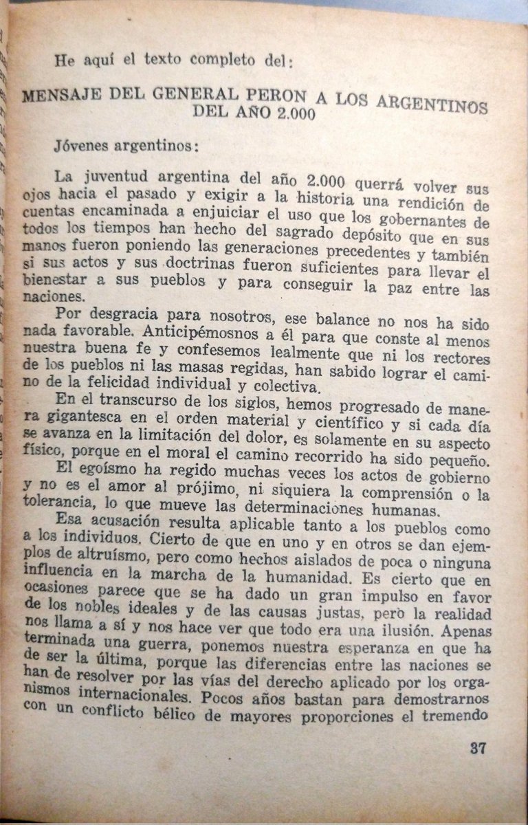 Staphylo_ailus's tweet photo. Uno que realmente la veía. Les comparto el mensaje de Perón a la juventud del 2000 el cual fue escrito y enterrado en 1950 en plaza de mayo y posteriormente destruido en el 55, por lo que Perón decidió incluirlo en su libro La hora de los pueblos. https://t.co/qBmJgAYDBh