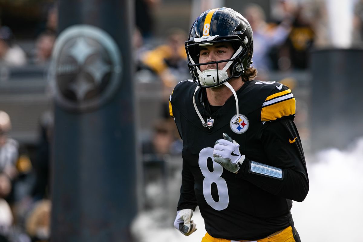 MLFootball's tweet photo. BREAKING: #Steelers QB Kenny Pickett reportedly ‘REFUSED’ to backup Mason Rudolph during last week's game, per @TheAthletic. 

The 2021 first-round pick was made inactive and Rudolph was now named the starter for this week's game. 

Wild 😳😳😳 https://t.co/s3oCyDNLff