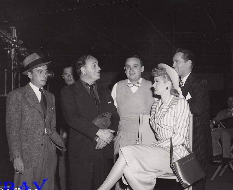 alirezamafi1's tweet photo. Writers Charles Lederer and Ben Hecht with director S. Sylvan Simon and Lucille Ball on the set of 'Her Husband's Affairs', (1947). 📣📽️🎬 #BehindTheScenes #FilmTwitter #ClassicMovies #TCMParty #BOTD #CharlesLederer https://t.co/drD61KMjag