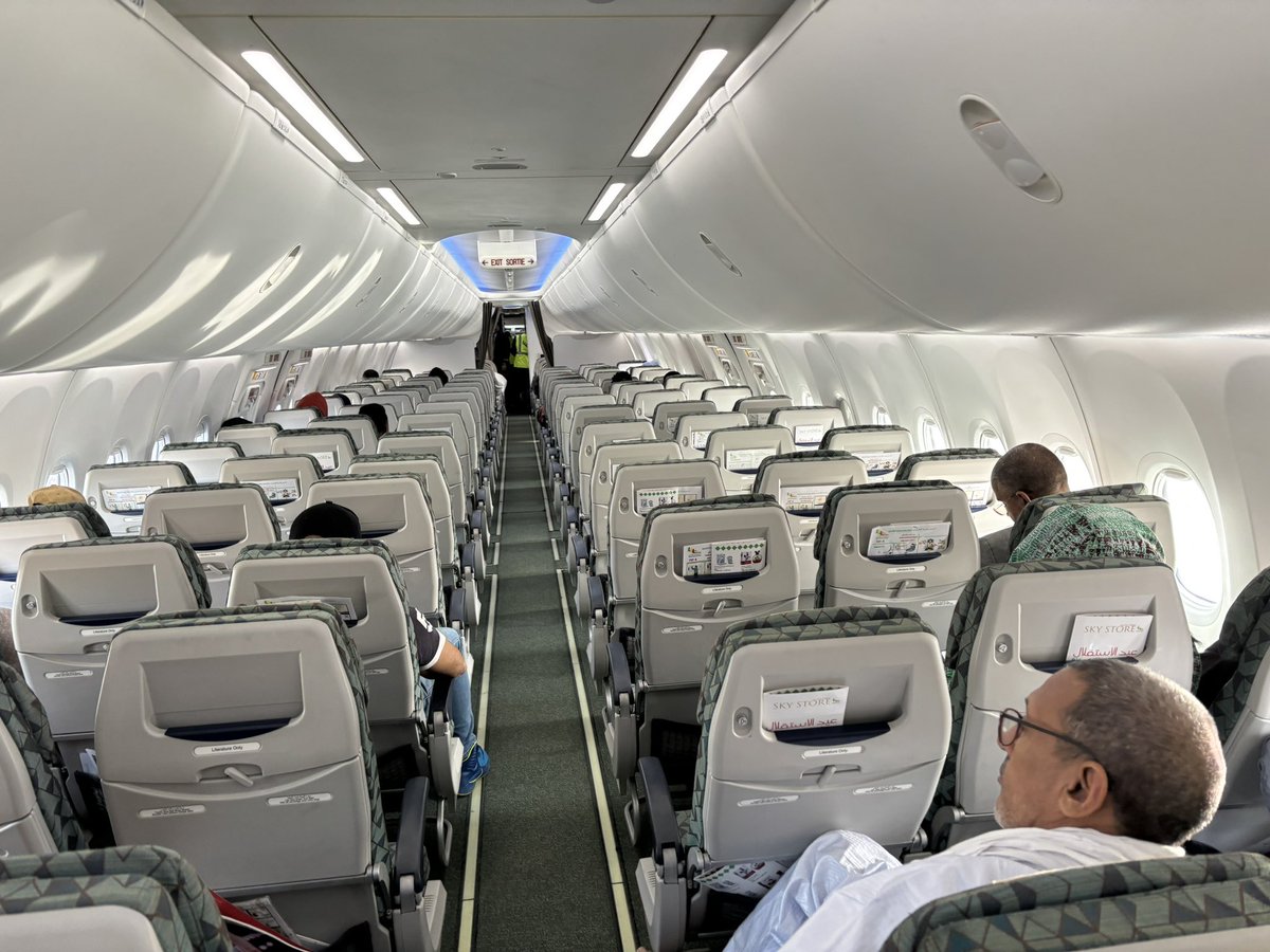 J’ai voyagé par Mauritania Airways Int ce matin. Au début, le vol serait plein mais qu’on pouvait me mettre sur la liste d’attente. Je réussis à avoir une place sur ce vol <complètement full>.
Mais une fois dans l’avion et à ma surprise, le vol était presque vide…appréciez