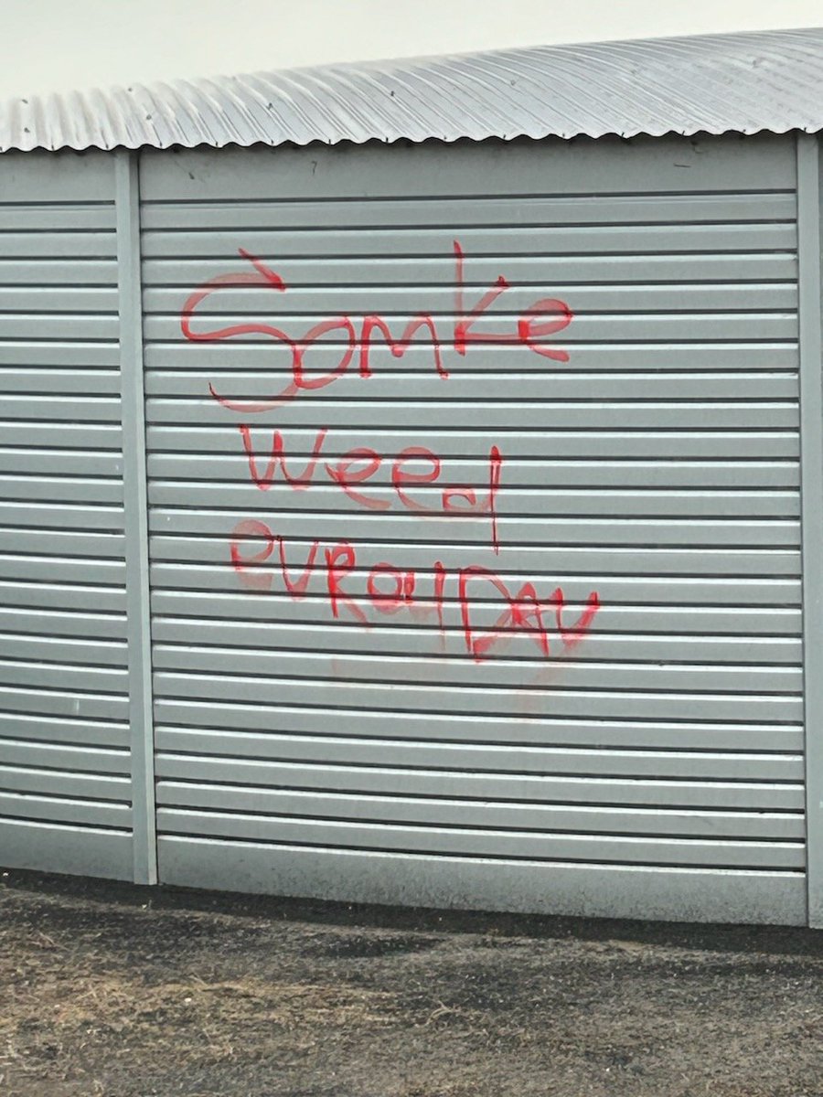 Local Wallup graffiti 'artists' are showcasing a distinct lack of literary or artistic flair.
#DoBetter #thanksfortheadvice <a href="/yarriambiack/">YarriambiackShire</a> #wimmera