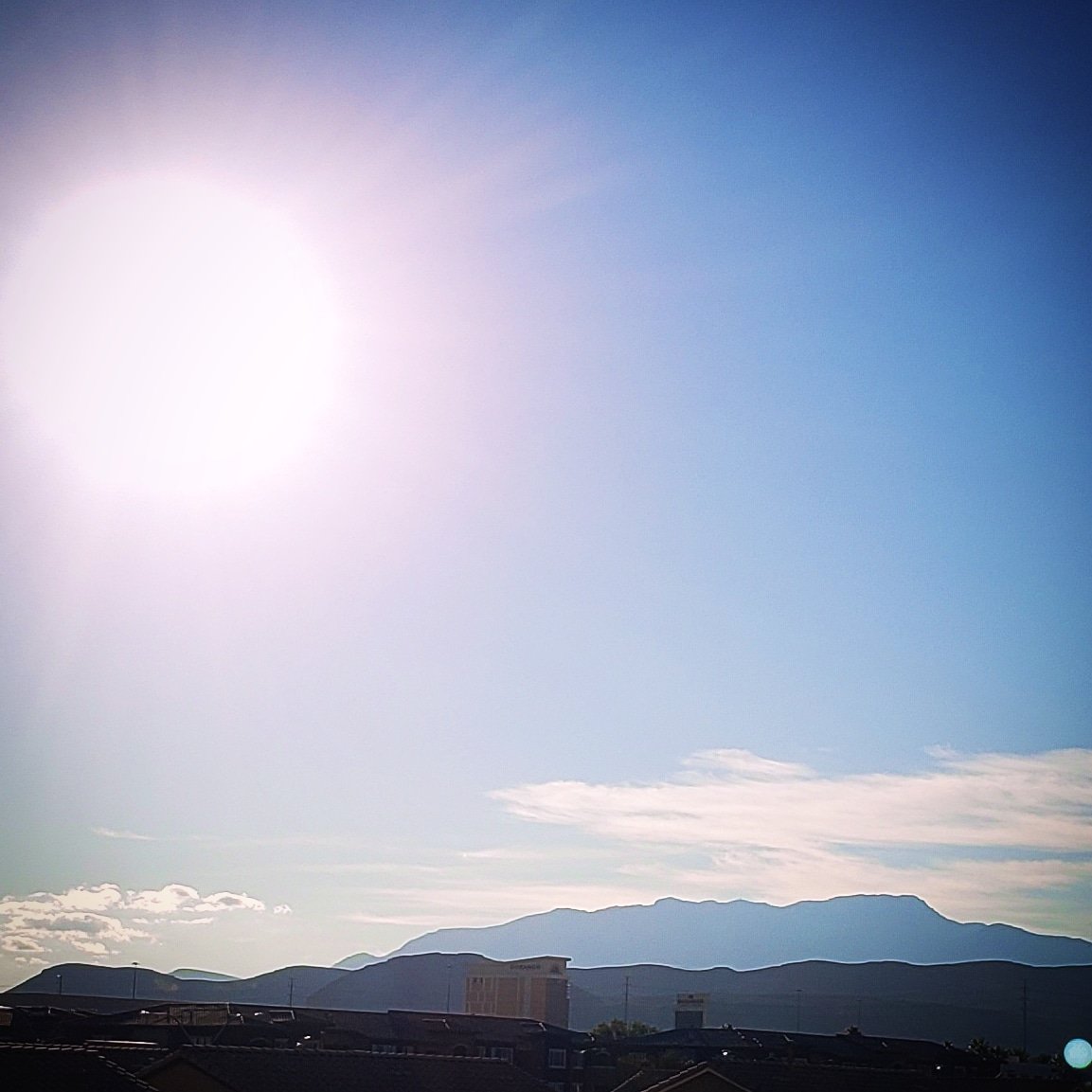 Sunny afternoon over the mountains on the first day of 2024. Hau'oli Makahiki Hou! #lasvegas #weather #hauolimakahikihou ##9thisland #happynewyear