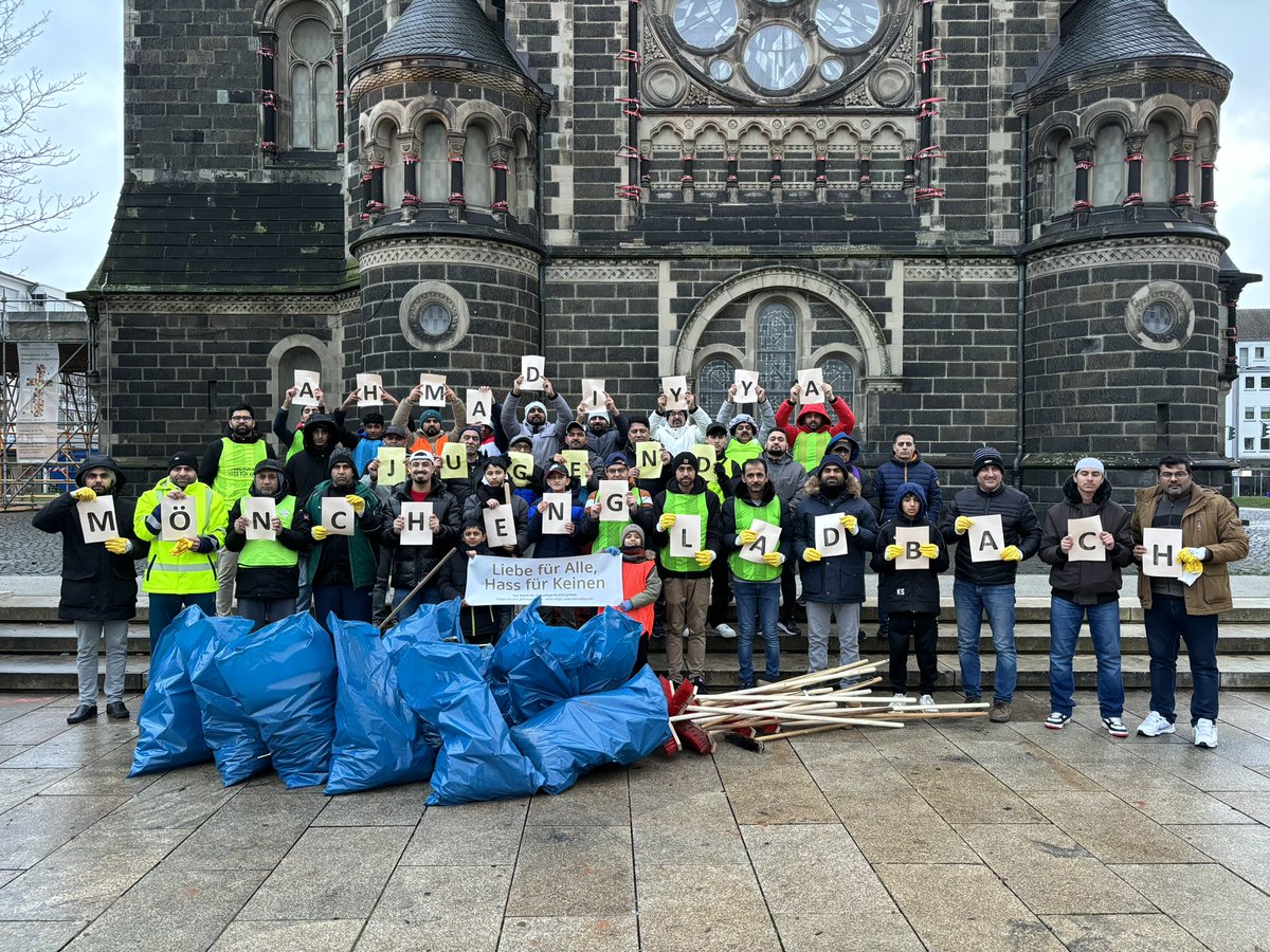 AhmadiyyaVIE's tweet photo. Im Rahmen der bundesweiten Aktion #Neujahrsputz kehrte die Ahmadiyya Muslim Jamaat Mönchengladbach am Neujahrsmorgen 2024 den Markplatz in @StadtMG - Rheydt vom Silvestermüll. 

#AhmadiyyaJugend #neujahrputz2024 #liebefürallehassfürkeinen https://t.co/shtYuiFOX3