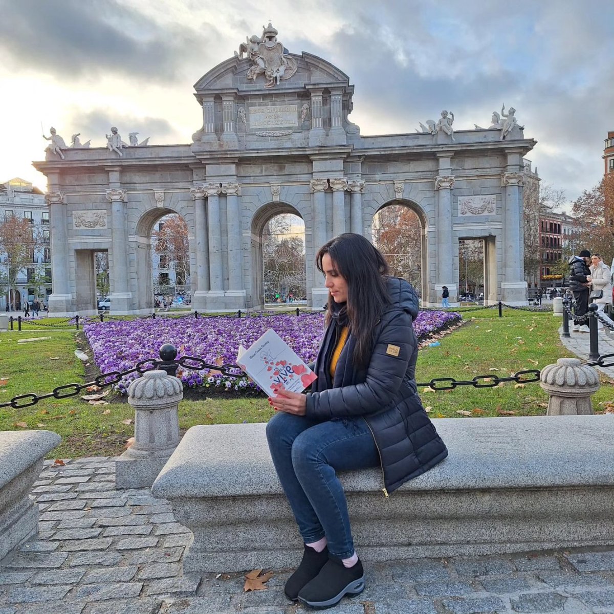MainumbyM's tweet photo. Comenzamos el nuevo año paseando por Madrid con nuestra historia #mihijaviveenmí📕 

Las historias no tienen fronteras. 

#libro
#madrid
#PlazadeCibeles
#PuertadeAlcalá https://t.co/EzX3szFJGq