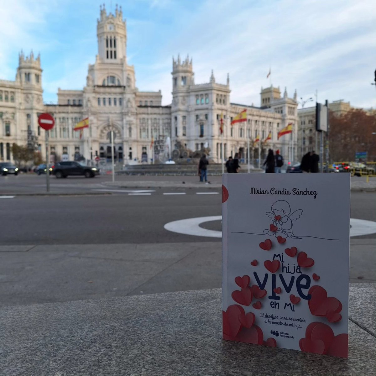 MainumbyM's tweet photo. Comenzamos el nuevo año paseando por Madrid con nuestra historia #mihijaviveenmí📕 

Las historias no tienen fronteras. 

#libro
#madrid
#PlazadeCibeles
#PuertadeAlcalá https://t.co/EzX3szFJGq