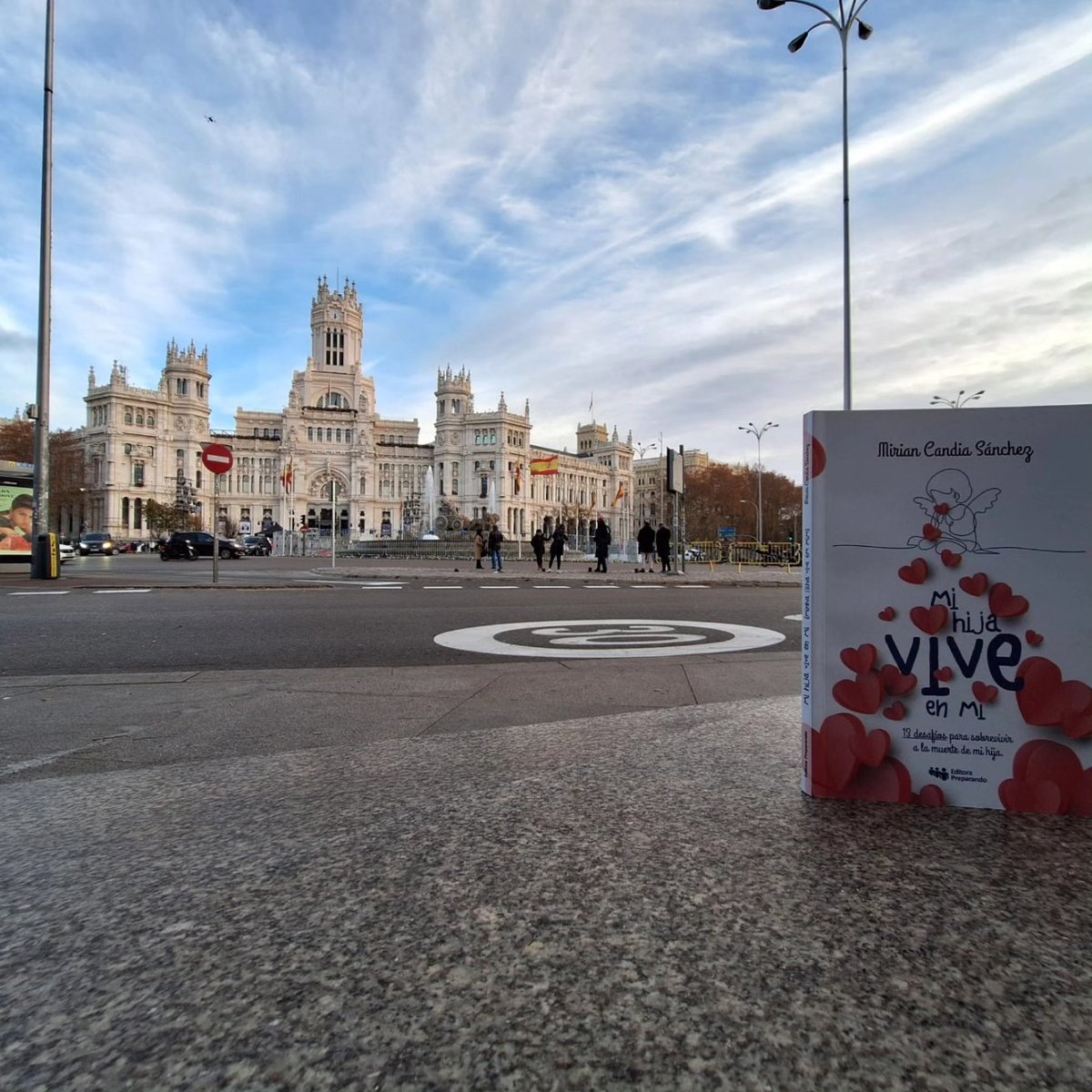 MainumbyM's tweet photo. Comenzamos el nuevo año paseando por Madrid con nuestra historia #mihijaviveenmí📕 

Las historias no tienen fronteras. 

#libro
#madrid
#PlazadeCibeles
#PuertadeAlcalá https://t.co/EzX3szFJGq