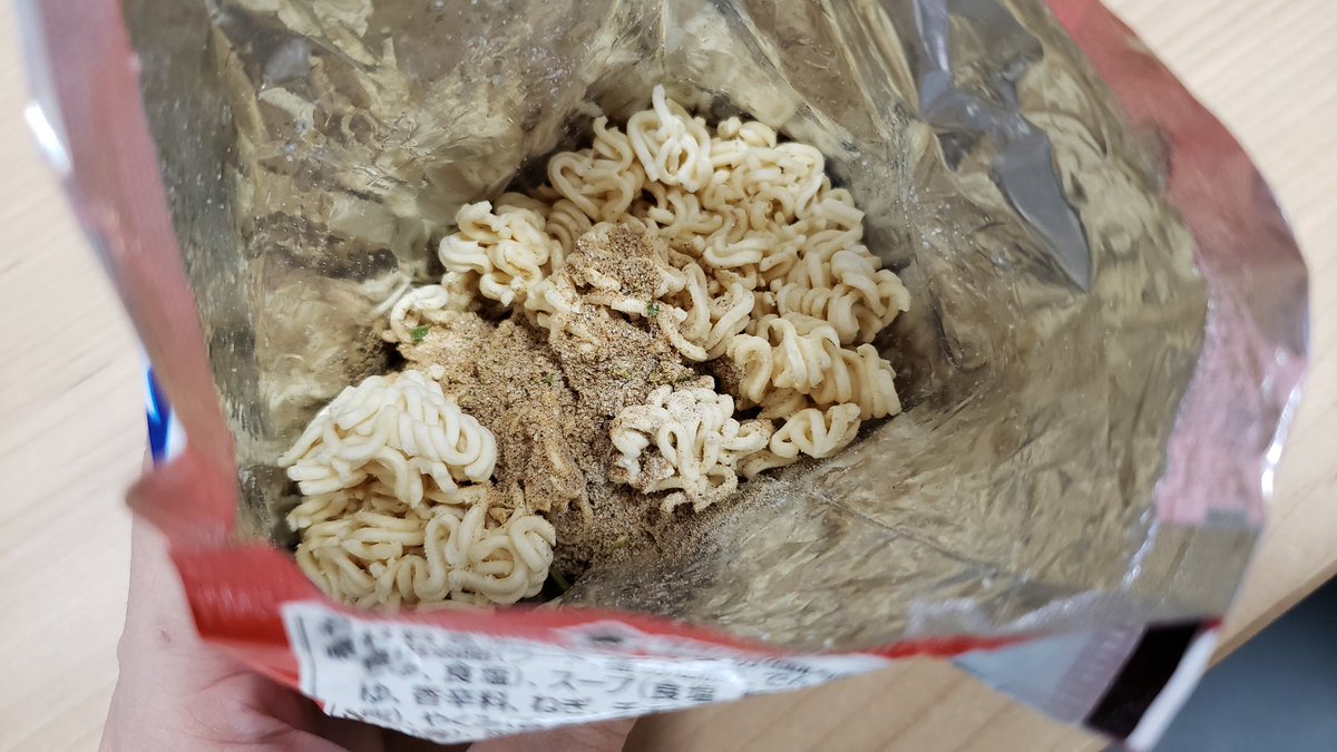 ore825's tweet photo. 貴重な水を使うのは…というご意見もあると思うので停電、断水、節水時のインスタントラーメン食べ方を

サッポロ一番は「油揚げ麺」なのでそのまま食えます

スープをお好みの量いれて味付けしてください、これでもかなりカロリーが摂取できます

水がほしくなるのでスープは少なめがお勧めです https://t.co/u8tkfEREXG