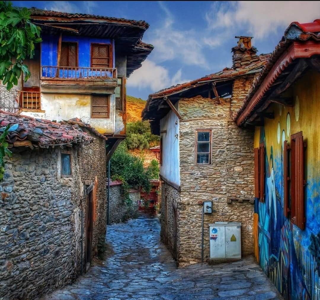 Günaydın İzmir | 2 Ocak Salı
☁️İzmir'de bugün hava çok bulutlu 
☁️En yüksek sıcaklık 17°C
☁️En düşük sıcaklık 11°C
💦En yüksek nem %96
💦En düşük nem %80
💨Rüzgar %15 km/s
📍Ödemiş