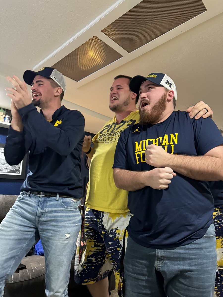 codeekroeger's tweet image. Emotional Rollercoaster on the 4th and goal in OT..Michigan football is my religion, and my god I love this team. STANDIN ON BUSINESS. 1 TRACK MIND. GO WIN THE NATTY!! 〽️
#GoBlue