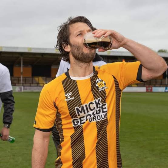 mthoward13's tweet photo. @sdeptford7 @NateJones1 @WikiBallersQuiz Pint of @sdeptford7’s tears. https://t.co/HloE9g1ee3