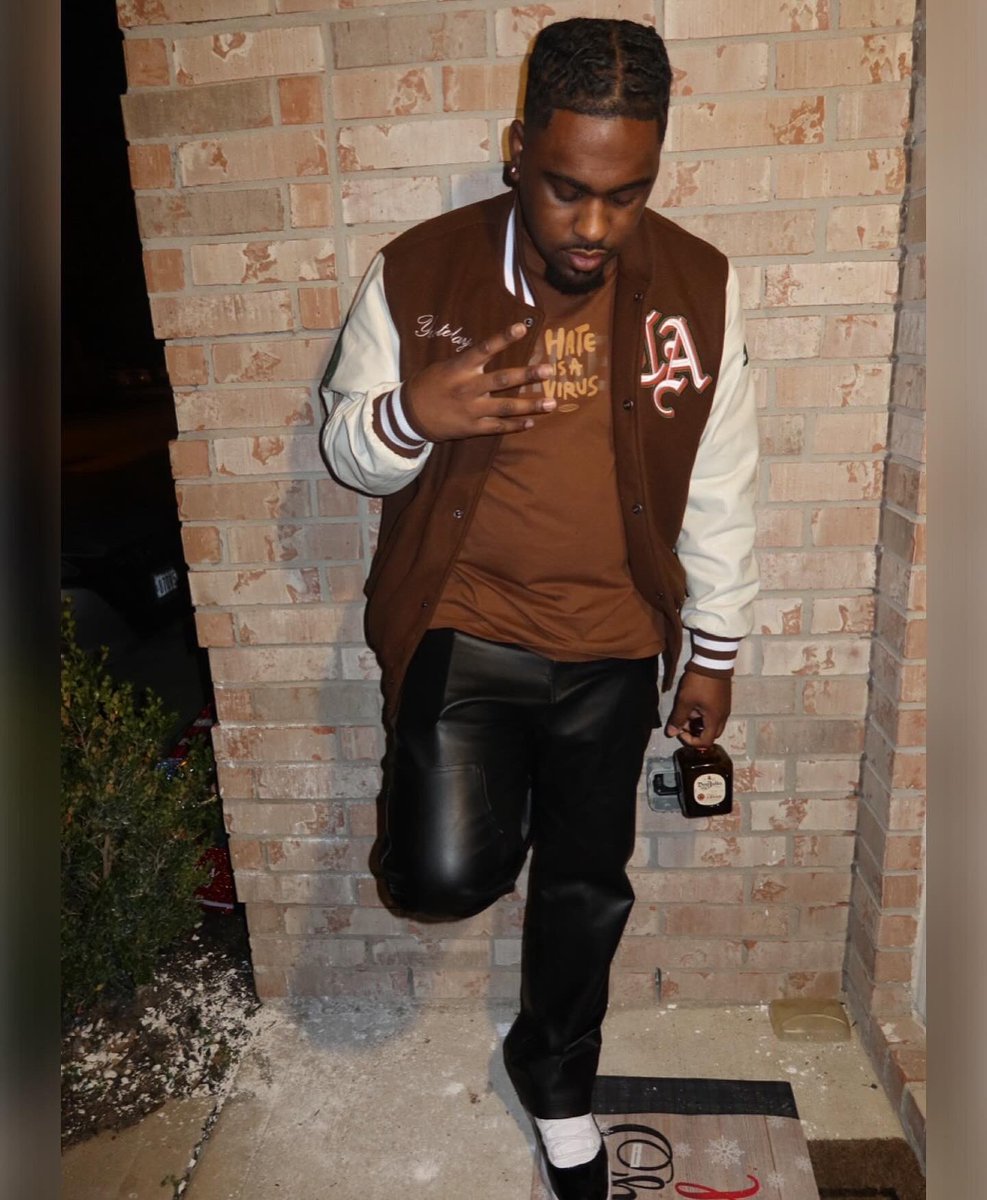 lilyawkwill's tweet image. He had da hood on smash but died wit a pint, not skittles and Arizona… Hoe can bring me 50 pints right now I still won’t think bout leaning on ha 🤷🏾‍♂️❤️‍🩹🩸