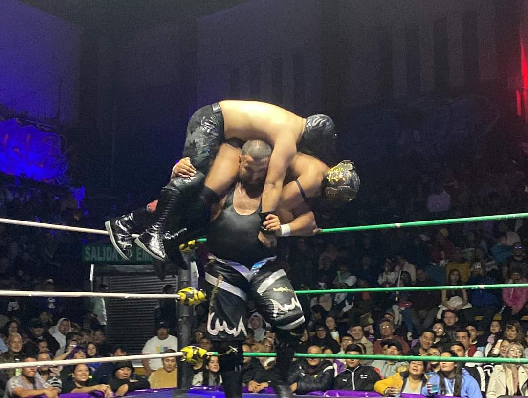 LaTijeraLucha's tweet photo. En una dinámica batalla el #SindicatoInternacionalDeLucha se logra imponer a la #BlackGeneration,en el festejo de 46 años de la gran #ArenaNeza, que luce un marco sensacional #Shocko, #TravisBanks y #HerodesJr se logran imponer a #Flamita, #EmperadorAzteca y #OniElBendito... https://t.co/gbNx30vuEw