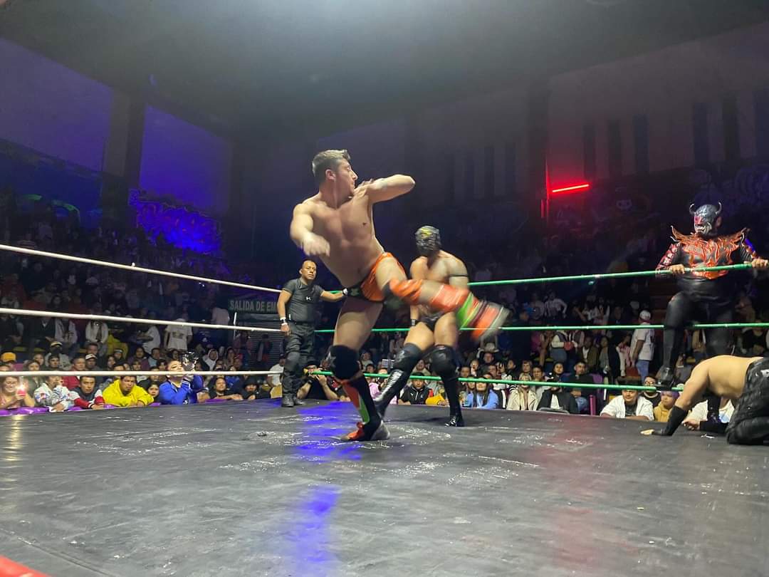 LaTijeraLucha's tweet photo. En una dinámica batalla el #SindicatoInternacionalDeLucha se logra imponer a la #BlackGeneration,en el festejo de 46 años de la gran #ArenaNeza, que luce un marco sensacional #Shocko, #TravisBanks y #HerodesJr se logran imponer a #Flamita, #EmperadorAzteca y #OniElBendito... https://t.co/gbNx30vuEw