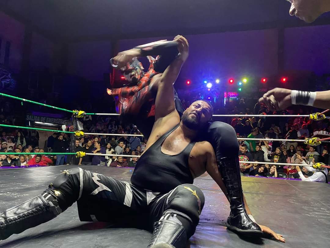 LaTijeraLucha's tweet photo. En una dinámica batalla el #SindicatoInternacionalDeLucha se logra imponer a la #BlackGeneration,en el festejo de 46 años de la gran #ArenaNeza, que luce un marco sensacional #Shocko, #TravisBanks y #HerodesJr se logran imponer a #Flamita, #EmperadorAzteca y #OniElBendito... https://t.co/gbNx30vuEw