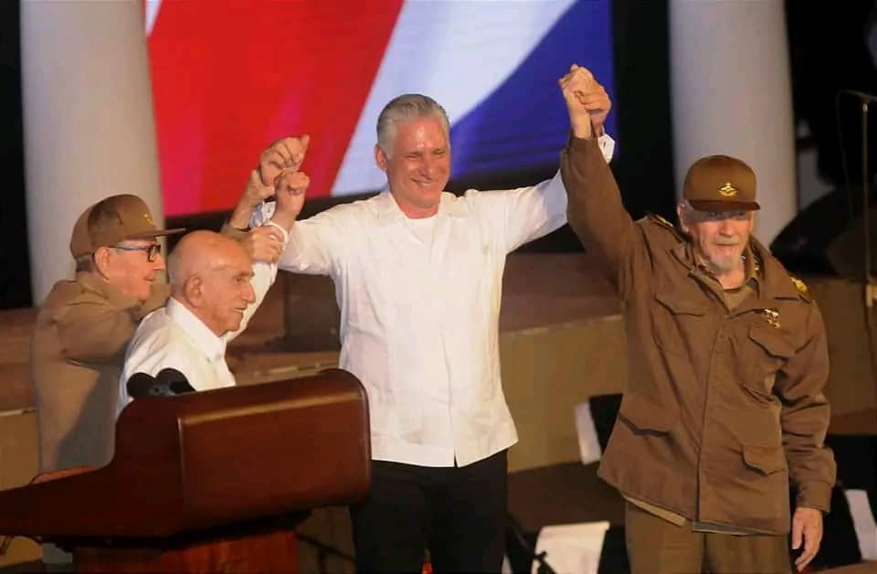 DrRobertoMOjeda's tweet photo. Los discursos de Raúl y @DiazCanelB fueron claros y precisos en nuestra tarea de sostener la obra de la Revolución. Es un enorme privilegio estar y compartir nuestra generación con la que peleó en la Sierra por el triunfo que hoy disfrutamos, a pesar de los obstáculos. #Cuba https://t.co/oUhULGZZkk