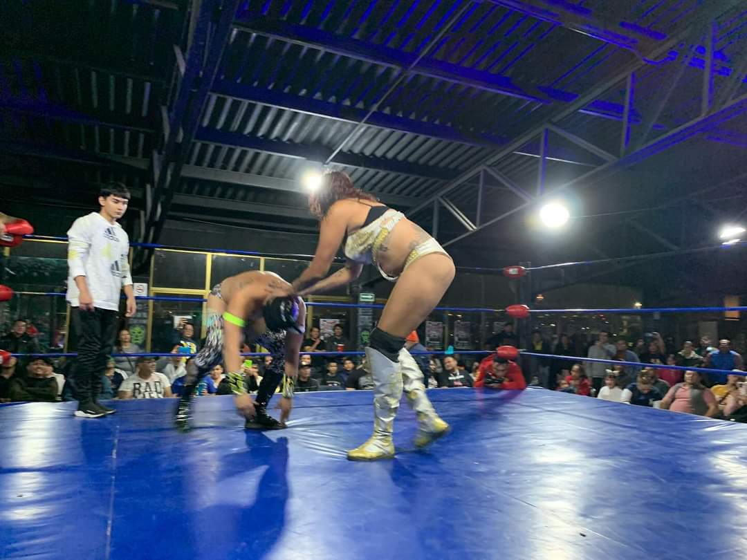 LaTijeraLucha's tweet photo. Recordando viejos tiempos #EstrellaDivina y #Demasiado se llevan la victoria en la batalla semifinal derrotando en una entretenida lucha al #HijoDelAlebrije y #Machero en #Shotomania en el #StarGym
#latijeraluchalibre https://t.co/XmGnUtLoUV
