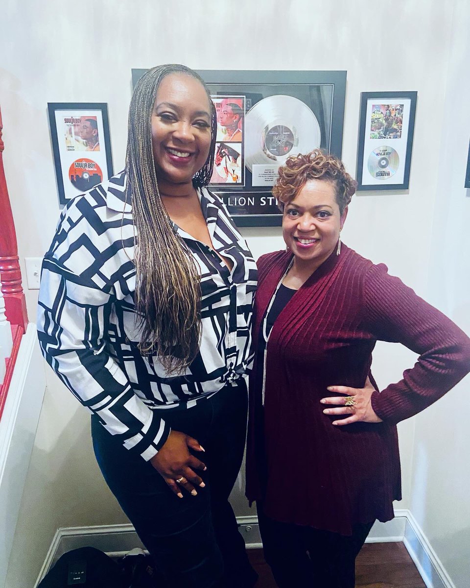 TeachLikeALady's tweet photo. Thank you @drcollins1913 for getting me out of the house today. It was a great distraction. We even got an impromptu performance! #sisterfriends #bossbrunch #tryingtoheal #takingitonedayatatime https://t.co/4l3ri1WmYt