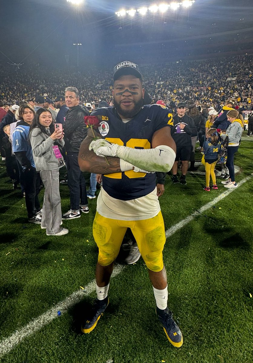 UMGoBlog's tweet photo. 🌹〽️ #GoBlue #BeatBama https://t.co/sThbhdPkM5