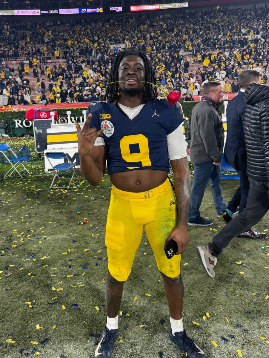 UMGoBlog's tweet photo. 🌹〽️ #GoBlue #BeatBama https://t.co/sThbhdPkM5