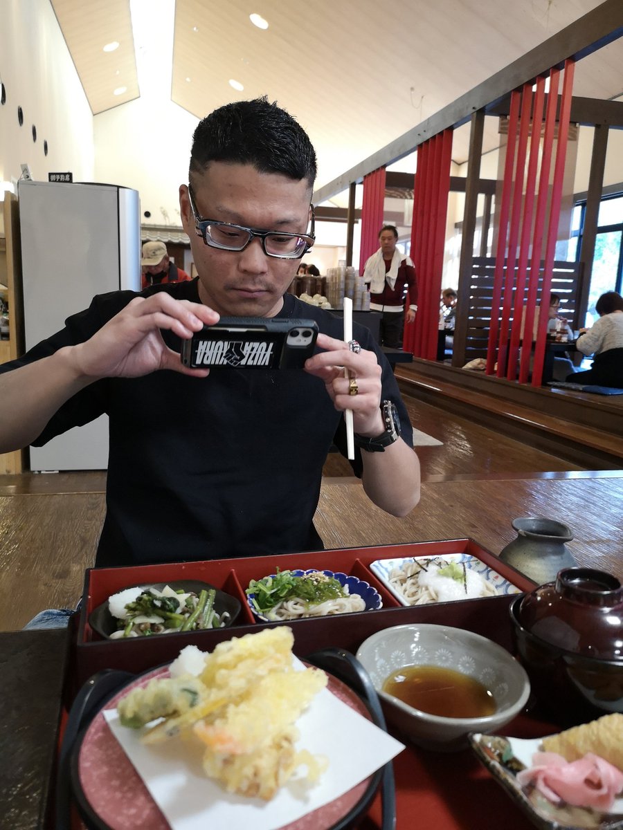 懐かしい三色蕎麦膳とステッカー