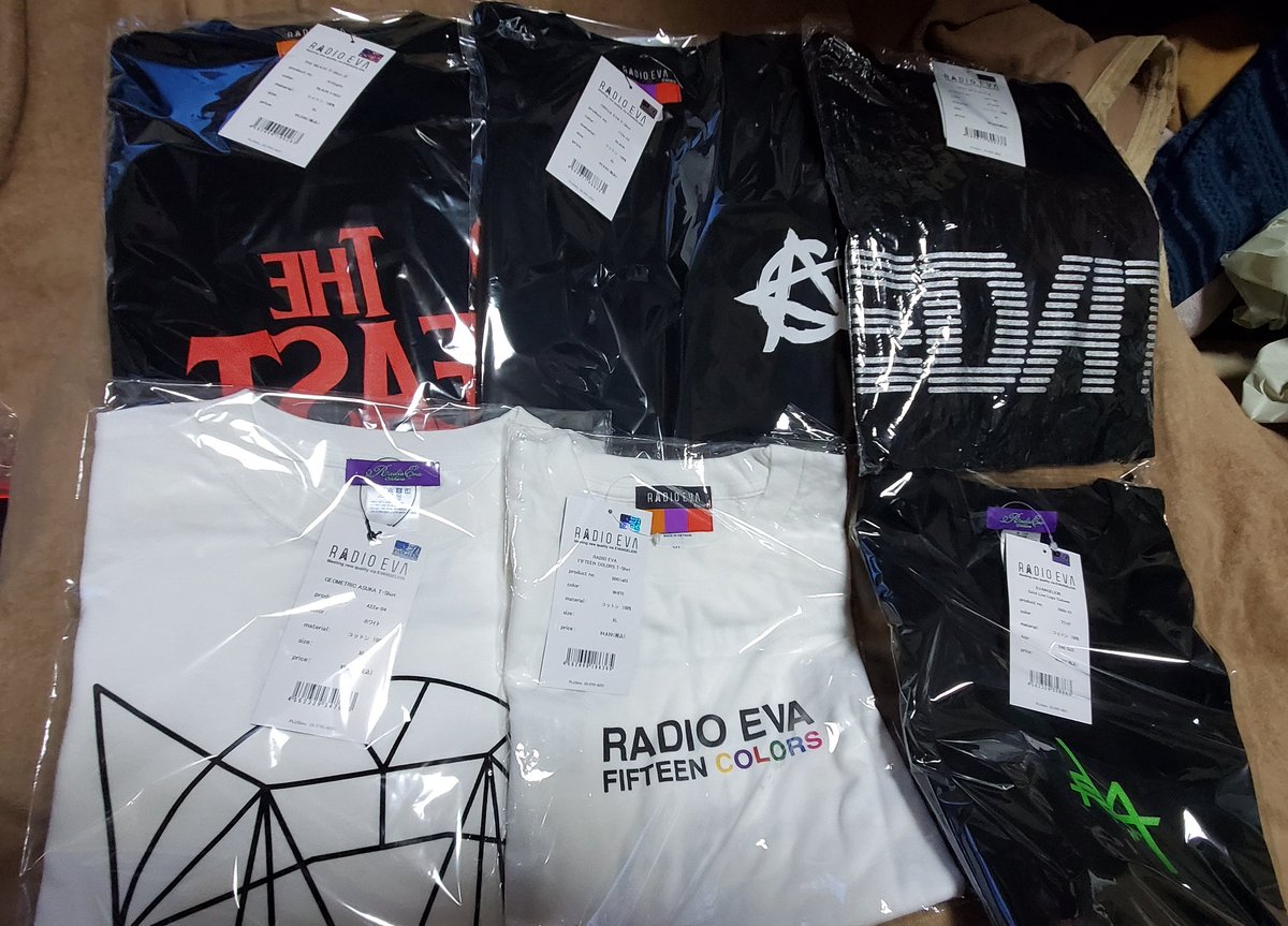 ruivui1227's tweet photo. RADIO-EVA福袋の開封~~🎵
マリさん👜バック💘
Tシャツ6枚😅
····アウター無し(|| ゜Д゜)
( ゚д゚)ハッ!これは···
Σ(Д゚;/)/当たりなんじゃない⁉️
総額もスゴいことに(・・;)(;^_^A
#RADIOEVA
#RADIO_EVA
#福袋 https://t.co/2QNEVMfrlc
