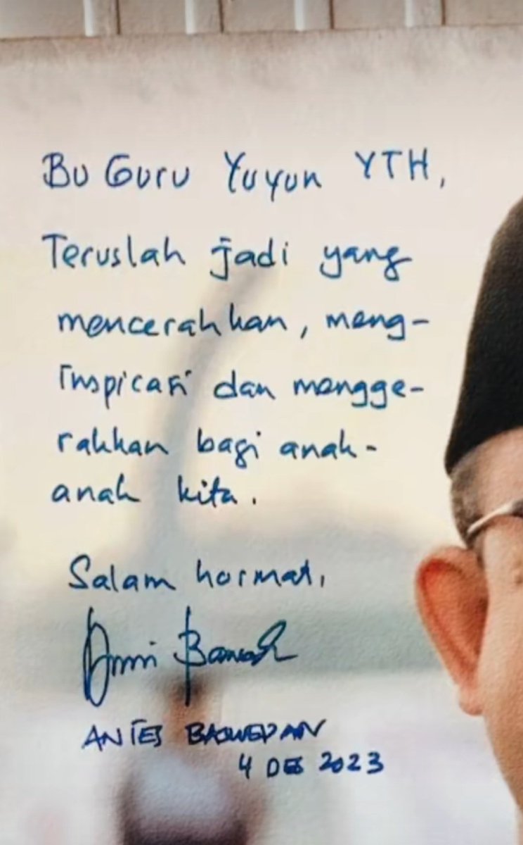 pastacikin's tweet image. jd keinget video tiktok yg sempet rame, ada guru honorer yg nerobos ujan minta ttd pak anies