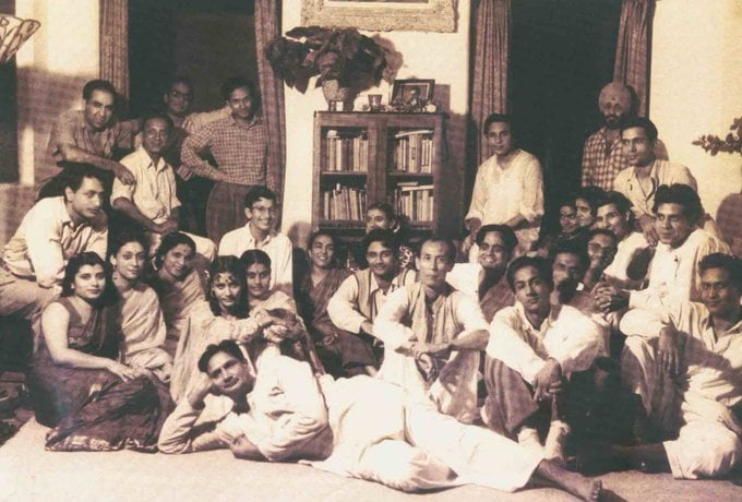 A group photo of The Anand Brothers, #SDBurman, #GuruDutt, #MadanPuri, #UmaAnand, and others at 'Nav Ketan' house at 41 Pali Hill. The House of Navketan started in 1949 by #DevAnand and his elder brother #ChetanAnand, introduced many talented people in the Indian film industry.…