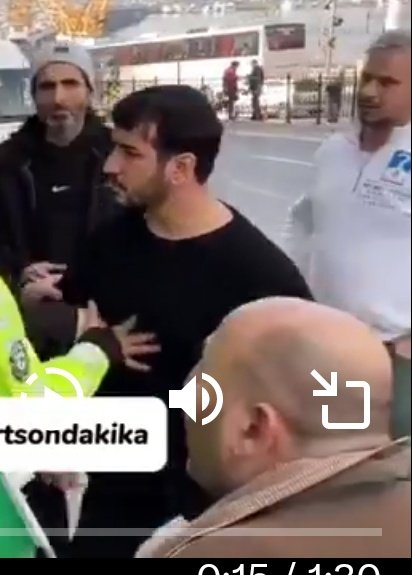 Polisin yanında birine tokat atan bu insan taklidi yapan kisiyi ne zaman karakola götürceksiniz? #oğuzhantiksun #egeakersoy @AliYerlikaya @TC_icisleri @EmniyetGM