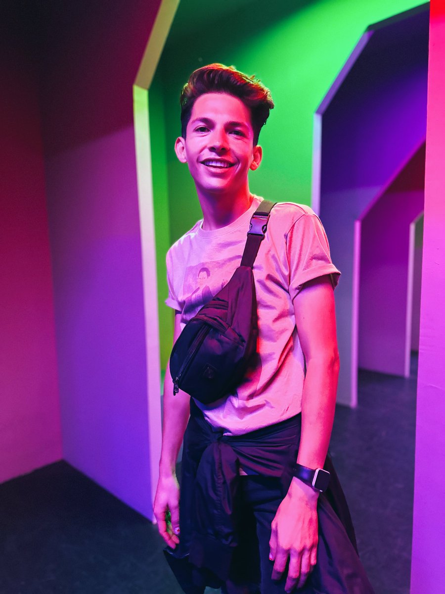 victoralfonsocf's tweet image. Capturando momentos, viviendo la vida a mi manera 🕶️🤘 #EstiloPropio #CoolVibes 🌊🌃 Noches inolvidables, risas y aventuras sin fin 🌟🌙 #NocheDeDiversión #VidaCool 😎🚀