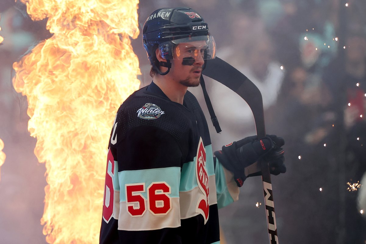 NHL's tweet photo. These men are on fiiiire 🔥🎶 #WinterClassic https://t.co/TtpgfpcqGU