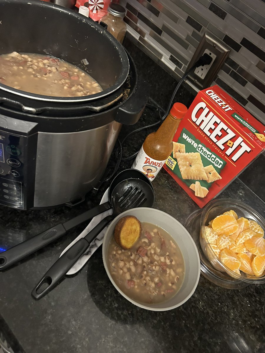 👀 Black Eyed Peas & Ham, an Orange @CitrusBowl & White Cheddar 💴@cheezit with some Cornbread.

If this doesn’t make 2024 our lucky 🍀 year, nothing will. 🤑