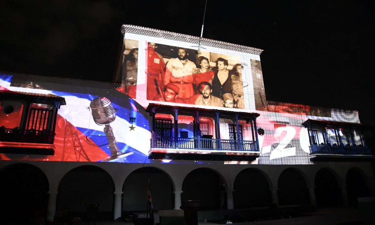 🇨🇺| #Cuba celebra hoy el 65 aniversario de la Revolución. 

En la heroica Santiago de Cuba, y con la presencia del General de Ejército Raúl Castro Ruz y el presidente <a href="/DiazCanelB/">Miguel Díaz-Canel Bermúdez</a> se honra a los héroes y mártires que liberaron a #Cuba para siempre.

#EstaEsLaRevolución ❤️