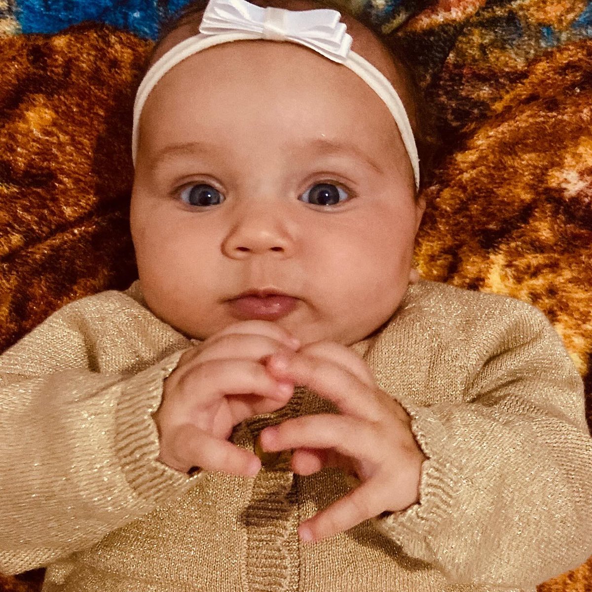alana_ge's tweet photo. Nenhuma criança de famoso ou não famoso teve um vestido tão lindo de final de ano kkk vontade de esmagar toda essa gostosa https://t.co/4yn3sezVHF