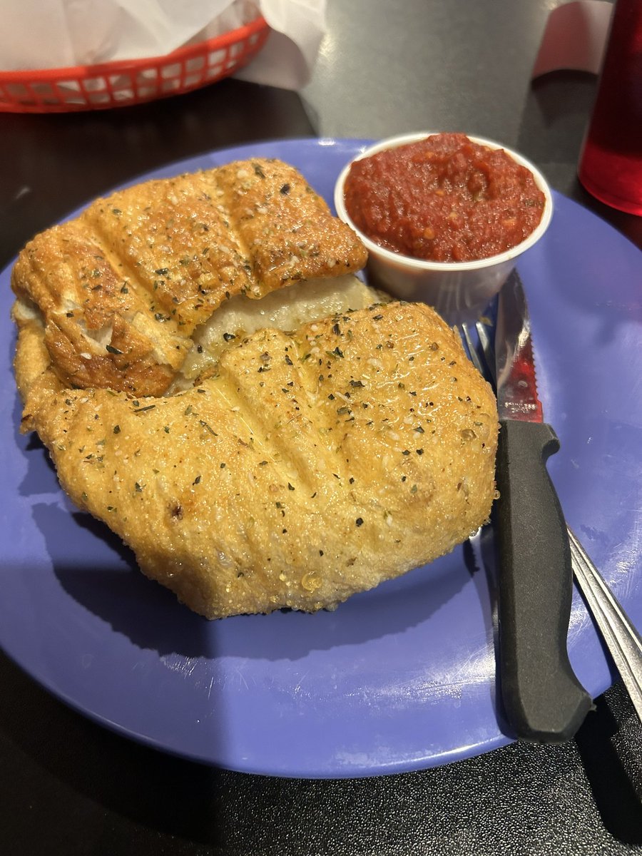 cincygreghoodin's tweet image. Call it a #macover Monday with a salad for balance. THAT’S #whatsfordinner #mondayvibes #dinelocal #eatcincy #cincyeats