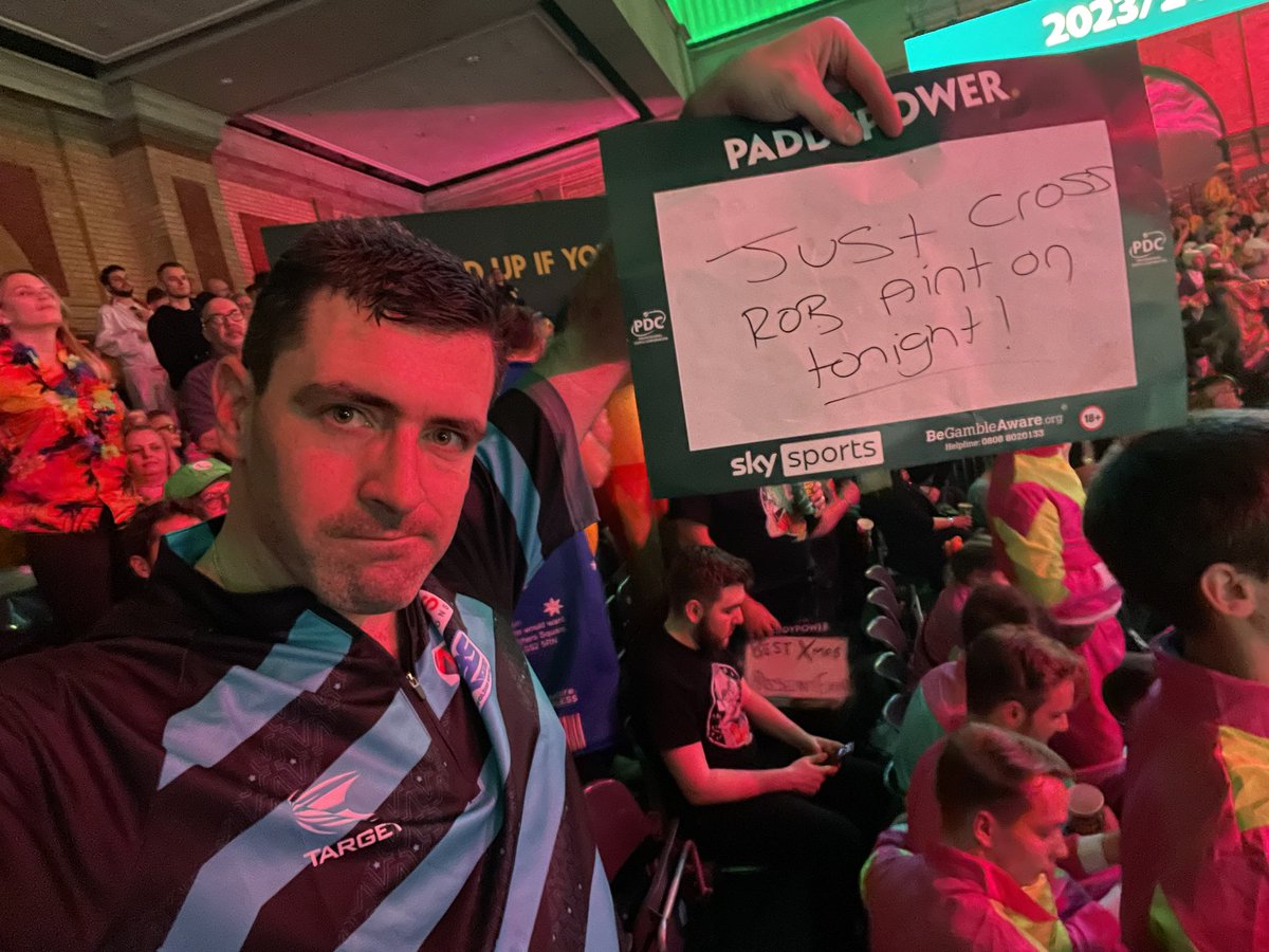 chrisbooth1612's tweet photo. Get the chance to right this card from Saturday night now when @RobCross180 played Clayton in the afternoon and I went evening sesh, an incredible session btw..

Let’s go rob, See you in the evening again Ally Pally 🎯🎯 #LoveTheDarts https://t.co/y3rf7o7bIE