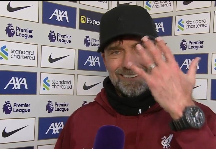 Mercado_Ingles's tweet photo. Jurgen Klopp sobre el momento en que se le cayó el anillo después del partido:

"No soy fanático de las joyas, pero este es mi anillo de bodas. No puedo vivir sin el... Pero aquí está conmigo ahora. Para el fotógrafo que encontró el anillo, eres el héroe del año para mí. De ahora en adelante si quieres que ponga toda mi cara en la cámara, está bien".