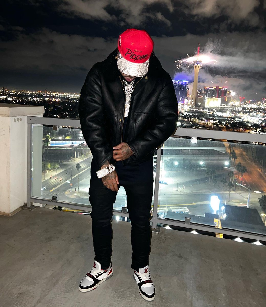 WESTSIDEGUNN's tweet photo. “DRUNK SO MUCH ACE I THREW UP MY @papisteak “

THANK GOD for another Year!!!!! 23’ was a BLESSING but I have a REAL good feeling about 24’, started it off w/ some great friends &amp; family 🤲🏽🤫🦂⚖️🌹🖼️
#SUPERFLYGOD #GXFR #CULTURE #LVDON #RIPVIRGIL #POSTMALONE #PAPISTEAK #JUSTDONGANG https://t.co/gEeVSIoyDC
