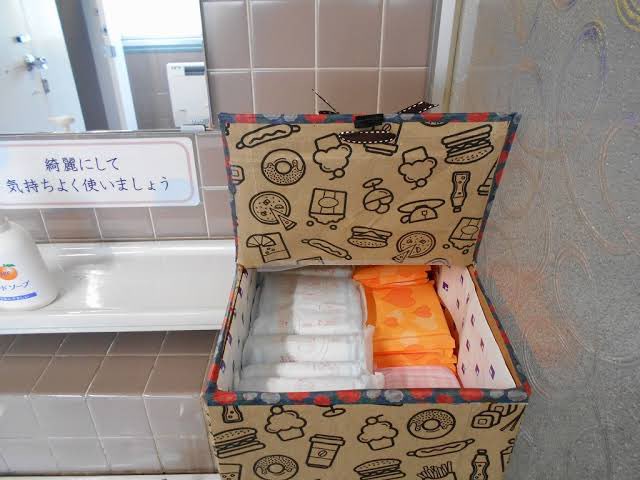 JOY_Hakodate's tweet photo. ずっと言ってるけど、避難所指定の場所のトイレに生理用品を設置しておいてほしい。

災害時に生理用品が必要だと言ったら「それより先にご飯や寝る場所だろ！」と言われたりします。

生理はコントロール出来るものではなく、排泄(オシッコ)と同じ生理現象です。

あらかじめトイレに設置する事で、避難所の人達が安心できる環境になります。