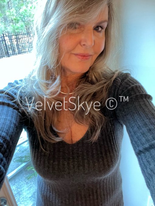 "If it doesn't challenge you, it doesn't change you."   Fred DeVito  Happy 2024 my pretties 🎊🥂😘 https://t