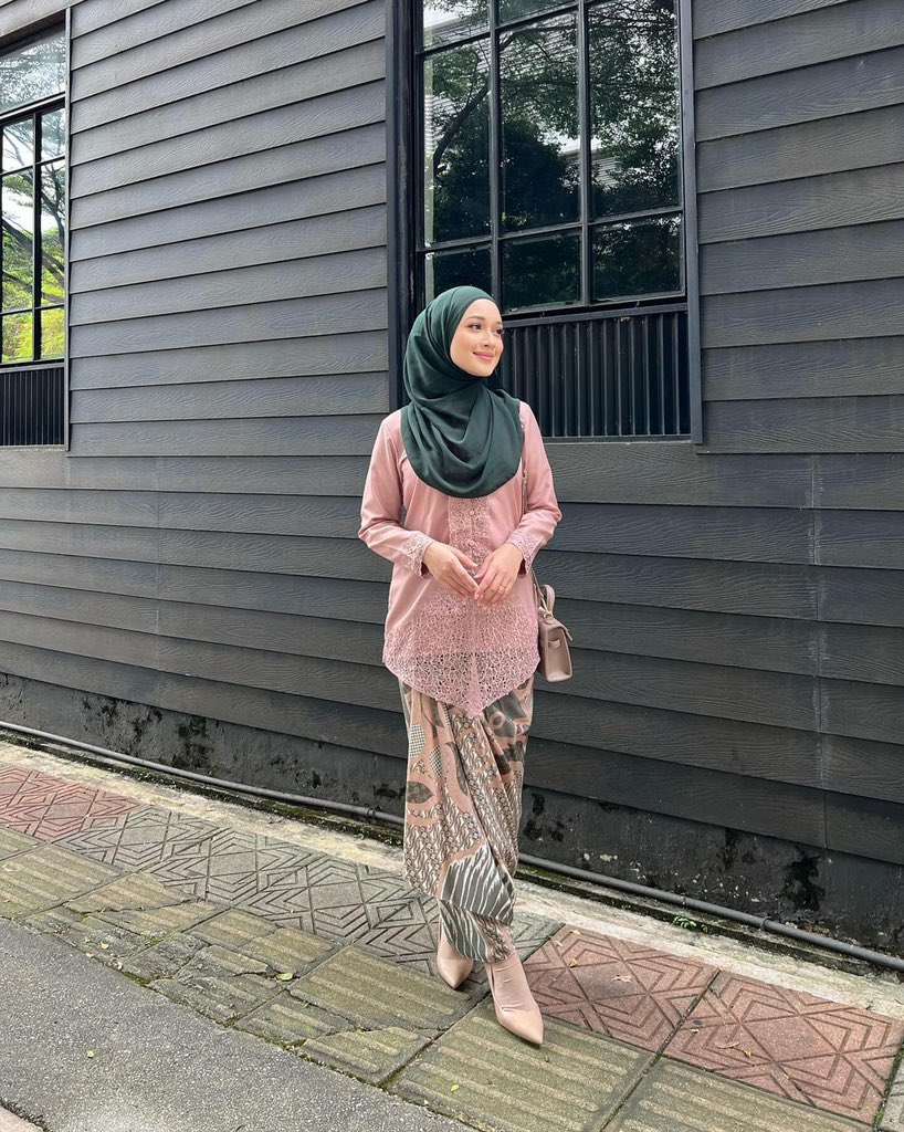byhisdaisy's tweet photo. Black Label Edition, Kebaya Iris in Soft Pink❤️😍

Siapa dekat sini peminat pastel colour? Ha you guys boleh lah grab our Kebaya Iris ni🫣 Cepat grab di website kami sekarang sementara stock masih ada ✨

#byhisdaisy #makeskebayagreatagain https://t.co/TVwMiQOgnm