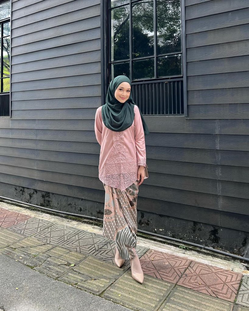 byhisdaisy's tweet photo. Black Label Edition, Kebaya Iris in Soft Pink❤️😍

Siapa dekat sini peminat pastel colour? Ha you guys boleh lah grab our Kebaya Iris ni🫣 Cepat grab di website kami sekarang sementara stock masih ada ✨

#byhisdaisy #makeskebayagreatagain https://t.co/TVwMiQOgnm