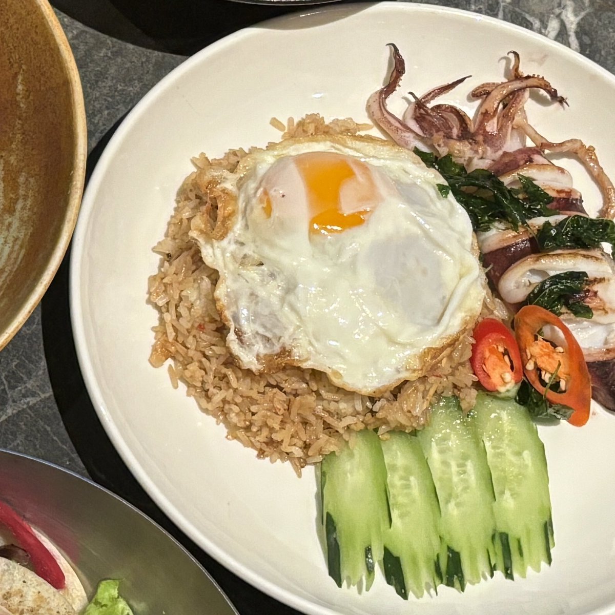 sunghaobin's tweet photo. 2 glasses of cola and thai fried rice… https://t.co/QlvP82M1A9